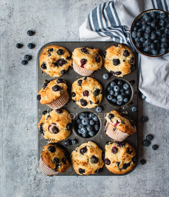 Muffins caseiros com mirtilos no fundo. vista superior. — Fotografia de Stock