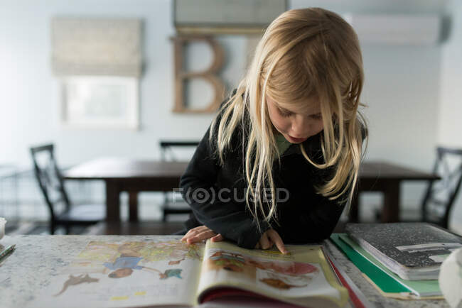 Маленька дівчинка вчиться читати — стокове фото