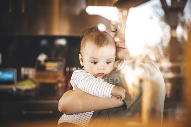 Una donna con un bambino è in piedi in una vecchia casa, California — Foto stock
