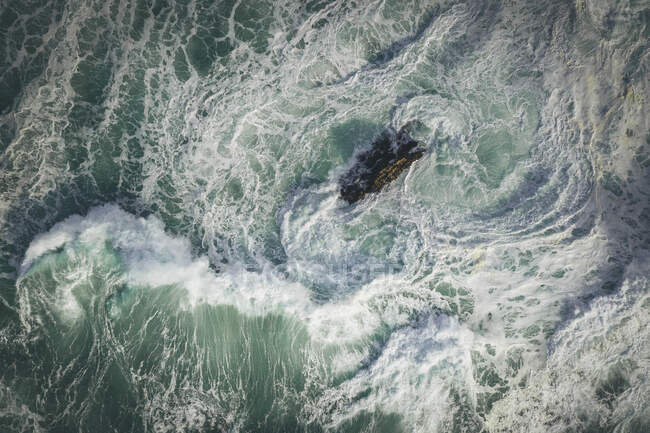 Les vagues de l'océan Pacifique d'en haut — Photo de stock