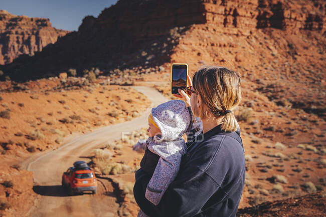 Uma mulher com uma criança está tirando fotos em Valley of the Gods, Utah — Fotografia de Stock