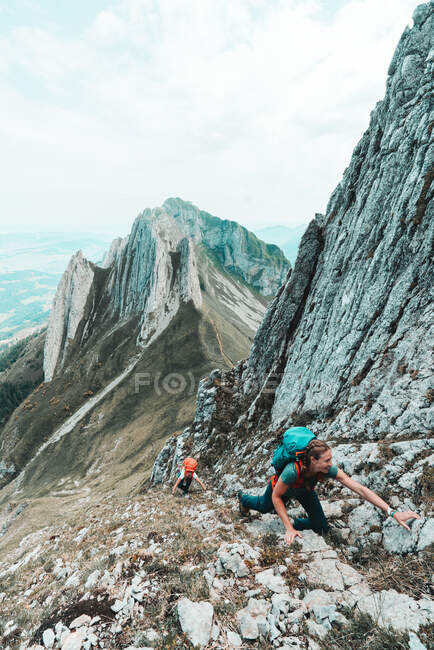 Туристы с рюкзаками в горах — стоковое фото