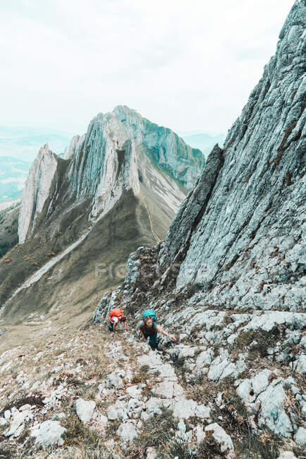 Randonneurs avec sacs à dos escalade montagne — Photo de stock
