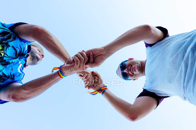 Couple gay tenant la main tout en profitant de leurs vacances. — Photo de stock