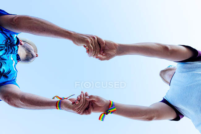 Schwules Paar hält Händchen.Archivfoto. — Stockfoto