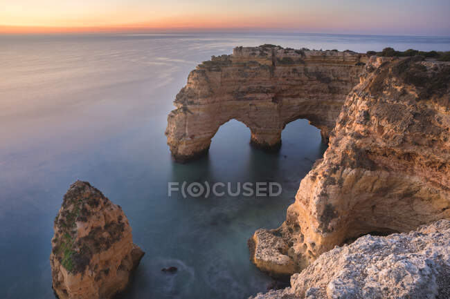 Закат на берегу моря на фоне природы — стоковое фото