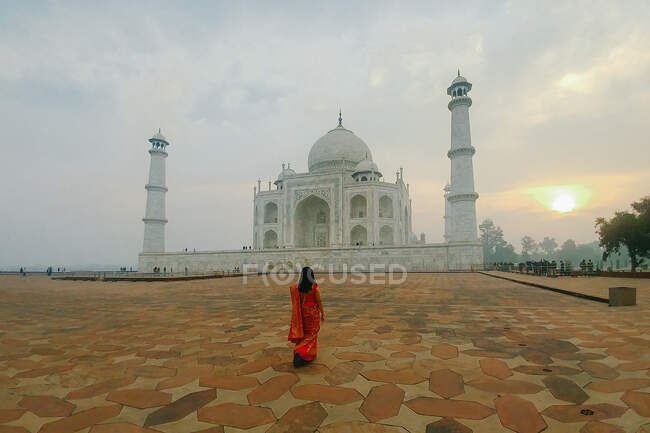 Жінка в червоному сарі / сарі в Тадж Махал, Агра, Уттар-Прадеш, Індія — стокове фото