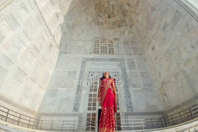 Junge Frau mit ausgestreckten Armen am berühmten Taj Mahal - Freiheit und positive Emotionen, Agra, Indien — Stockfoto