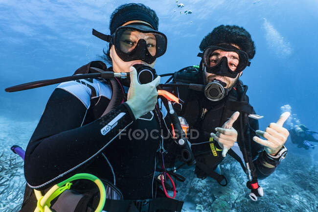 Amigos de buceo en la barrera de coral Greta en Australia - foto de stock