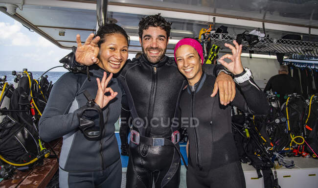 Amigos posando no convés de mergulho do navio de exploração — Fotografia de Stock