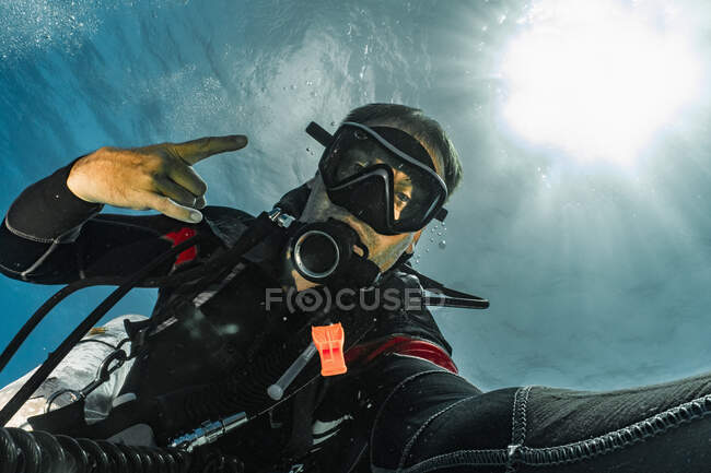 Subacqueo prendendo selfie presso la Grande Barriera Corallina — Foto stock