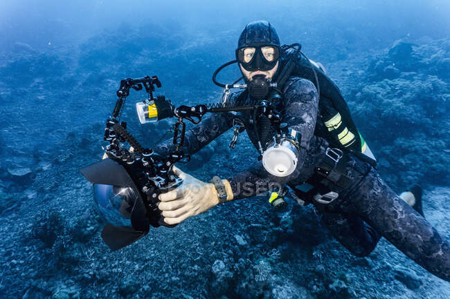 Unterwasserfotograf am großen Barrier Reef — Stockfoto