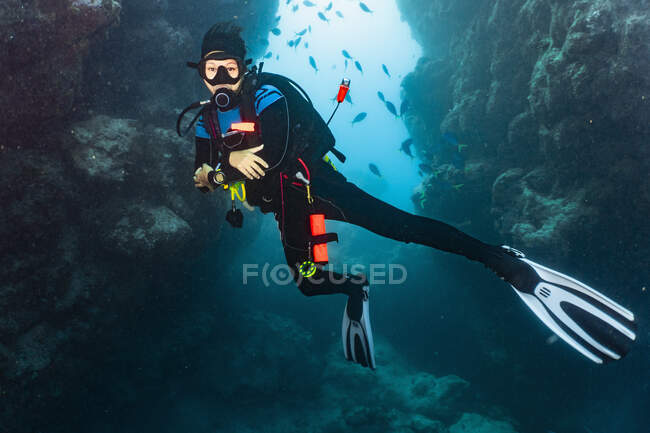 Plongeur explorant grotte à la grande barrière de corail — Photo de stock