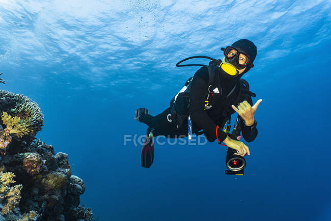 Mergulhador explorando a Grande Barrie Reef — Fotografia de Stock