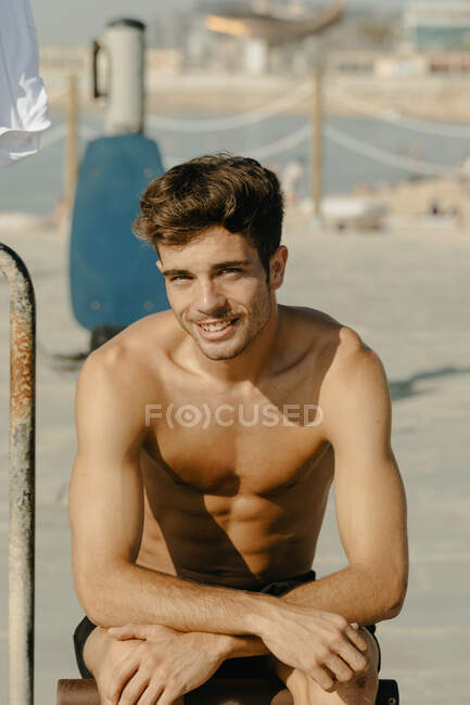 Jeunes beaux hommes portrait exercice à la plage — Photo de stock