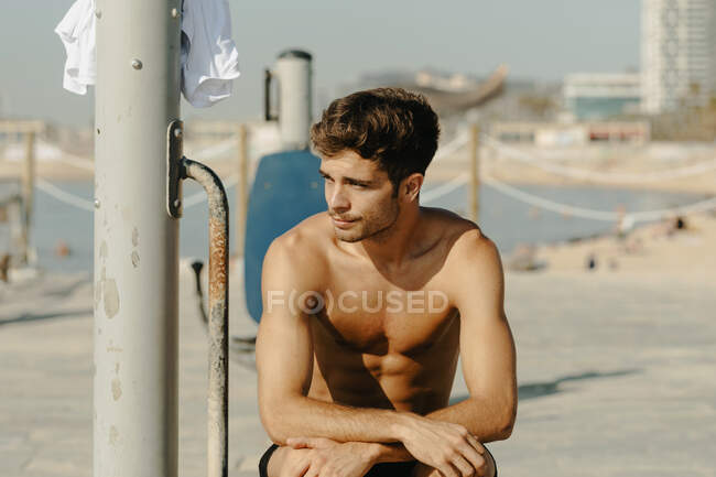 Giovani uomini belli ritratto che esercitano in spiaggia — Foto stock