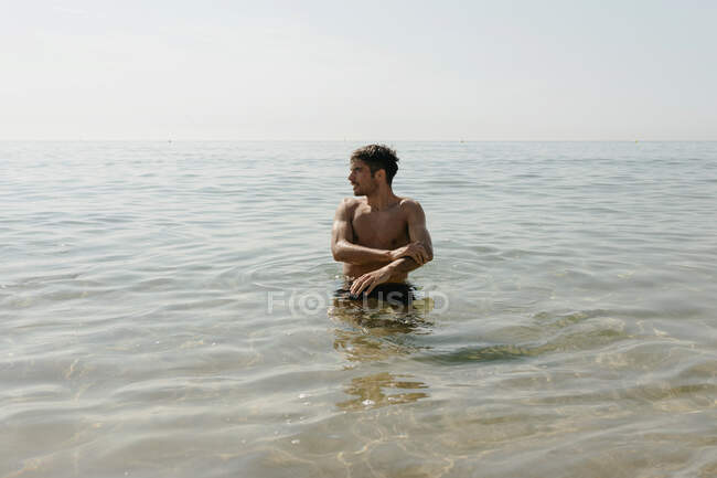 Homem desfrutando de água limpa calma pacificamente em dia ensolarado brilhante — Fotografia de Stock