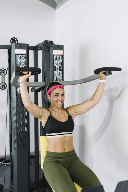 Улыбающаяся женщина тренируется в спортзале — стоковое фото