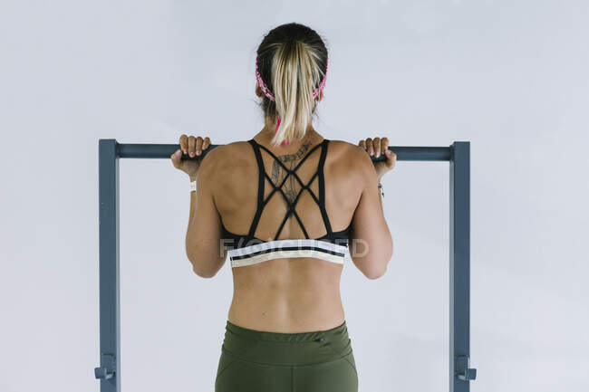 Vista trasera de la mujer haciendo ejercicio en el gimnasio - foto de stock
