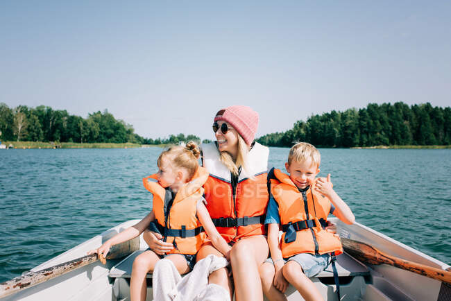 Mãe sentou-se feliz com seus filhos em um barco desfrutando de verão na Suécia — Fotografia de Stock