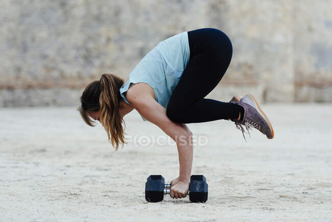 Jovem mulher fazendo posições de ioga em ambiente urbano. — Fotografia de Stock