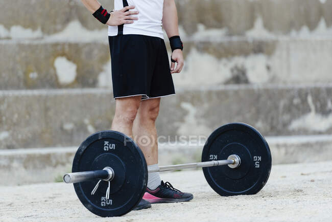 Weightlifter standing before lifting weights in an urban environment. — Stock Photo