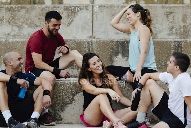 Group of athletes sitting relaxed after practicing crossfit. — Stock Photo