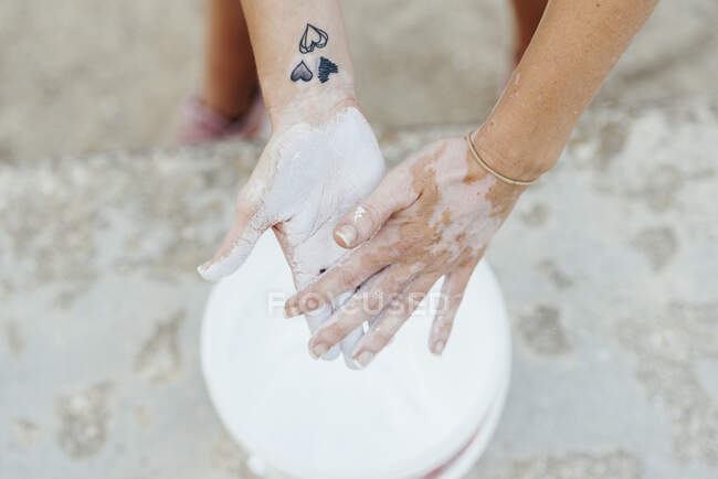 Woman putting chalk in her hands before practicing crossfit. — Stock Photo