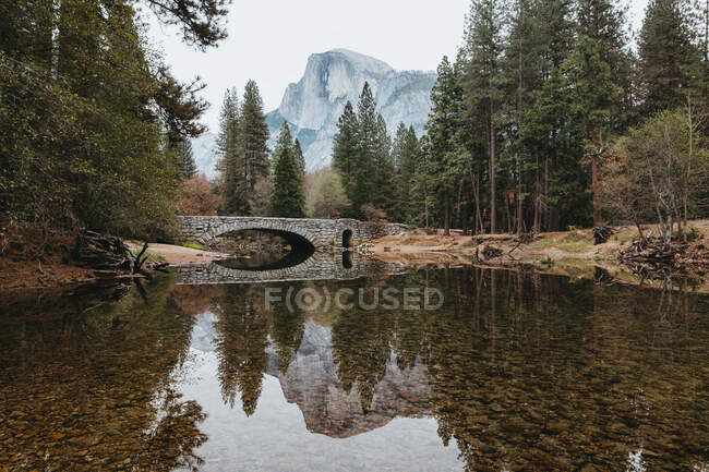 Beautiful view of the mountains and lake — Stock Photo