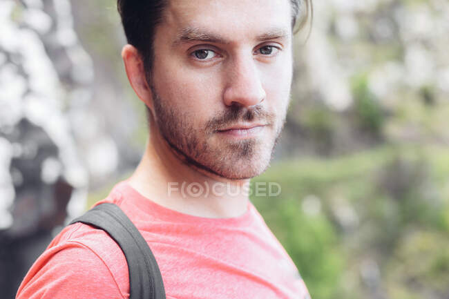 Portrait of a man with backpack in the mountains — Stock Photo