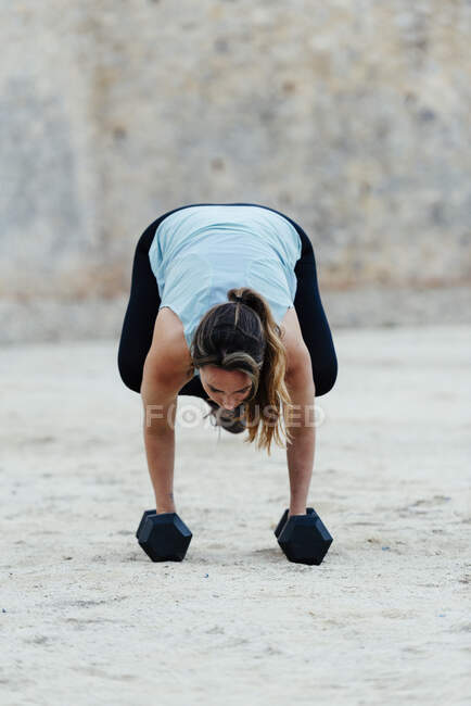 Mujer joven haciendo posturas de yoga en entorno urbano. - foto de stock