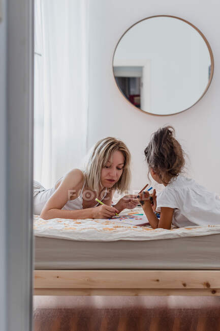 Momento de lazer entre uma mãe e sua filha. — Fotografia de Stock