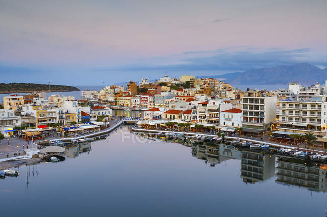 Vista noturna de Ágios Nikolaos e seu porto, Creta, Grécia — Fotografia de Stock