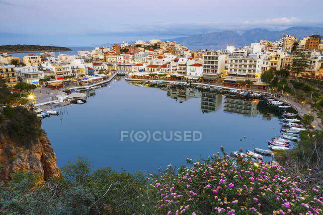 Vista serale di Agios Nikolaos e del suo porto, Creta, Grecia — Foto stock