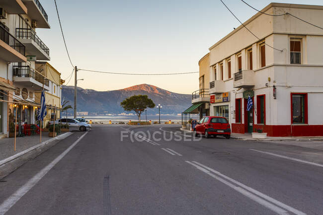 Vista de rua da cidade com mar, lugar de viagem no fundo — Fotografia de Stock