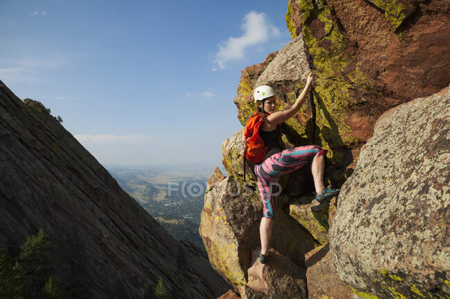 Woman climbs Second Flatiron without rope above Boulder, Colorado — Stock Photo