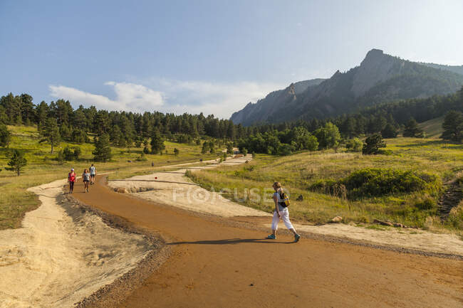 People hike on regraded trail in Chautauqua Park in Boulder, Colorado — Stock Photo
