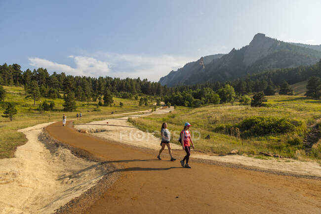 Pessoas caminham em trilha reabilitada no Parque Chautauqua em Boulder, Colorado — Fotografia de Stock