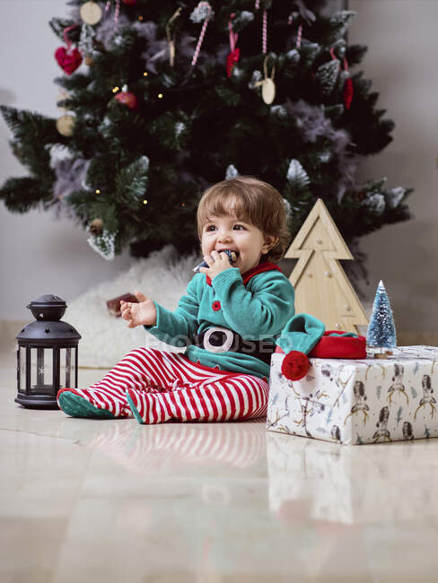 A12 mois bébé habillé en elfe à la maison — Photo de stock