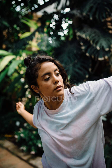 Jeune belle femme posant dans le jardin — Photo de stock