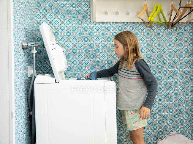 Menina ajudando com a lavanderia em Helsinque, Finlândia — Fotografia de Stock