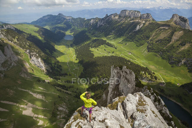 Жінка дивиться на Smtisertal з вершини Fnligipfel в Альпштайні, Аппенцелль Іннерроден, Швейцарія.. — стокове фото