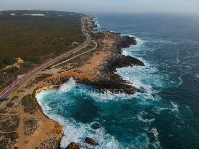 Luftaufnahme von Meereswellen, die auf Felsen am Strand treffen — Stockfoto