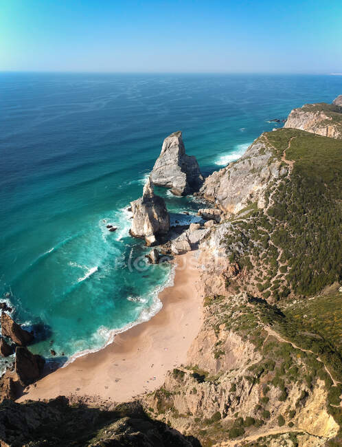 Vista aerea della costa rocciosa nella giornata di sole — Foto stock