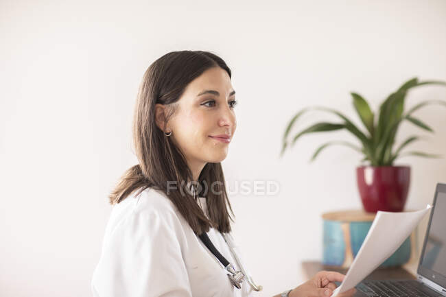 Jovem médico feminino em uma prática — Fotografia de Stock
