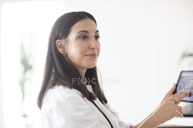 Молода жінка-лікар на практиці — стокове фото