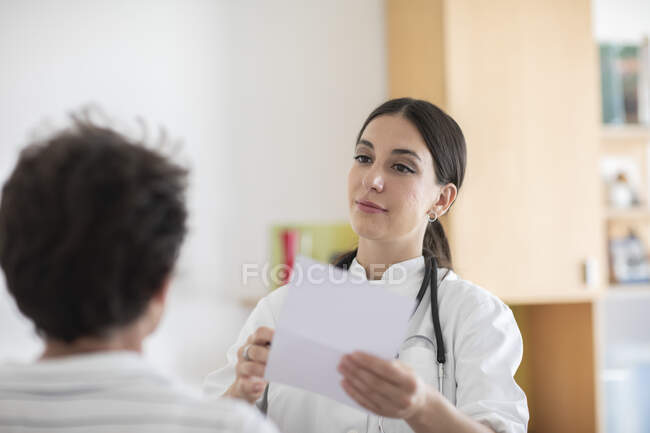 Jeune femme médecin dans un cabinet — Photo de stock
