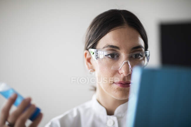 Молодая ученая женщина, работающая в лаборатории — стоковое фото