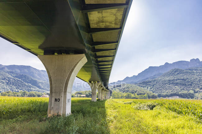 Vista del puente en las montañas sobre fondo natural - foto de stock
