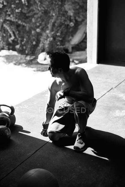 Shirtless fit young man working out at indoors garage-gym — Stock Photo